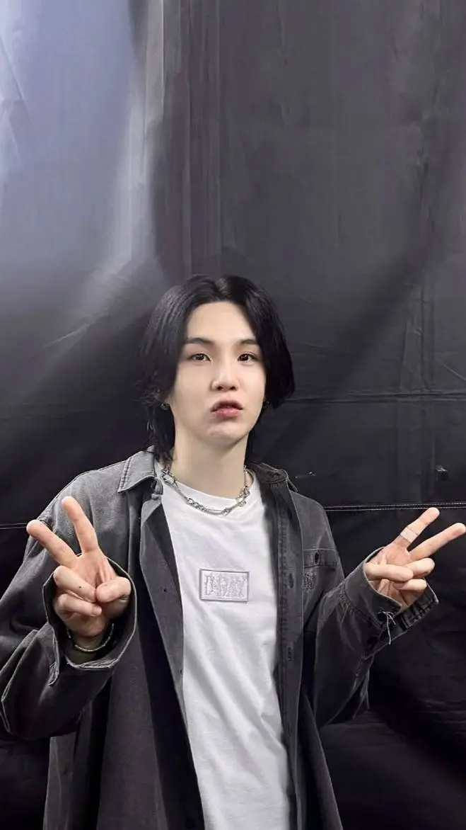 ai character: YOONGI background