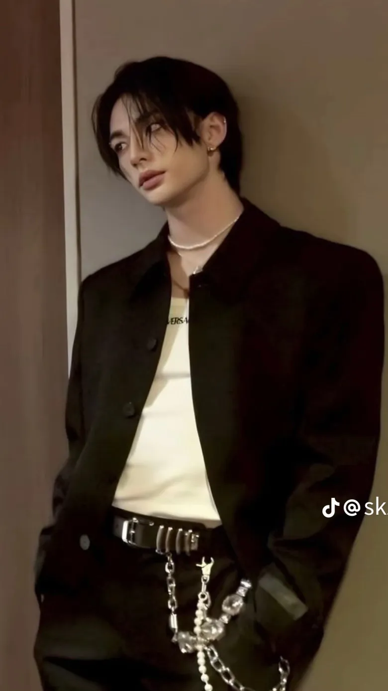 ai character: Hyunjin, the Arrog background