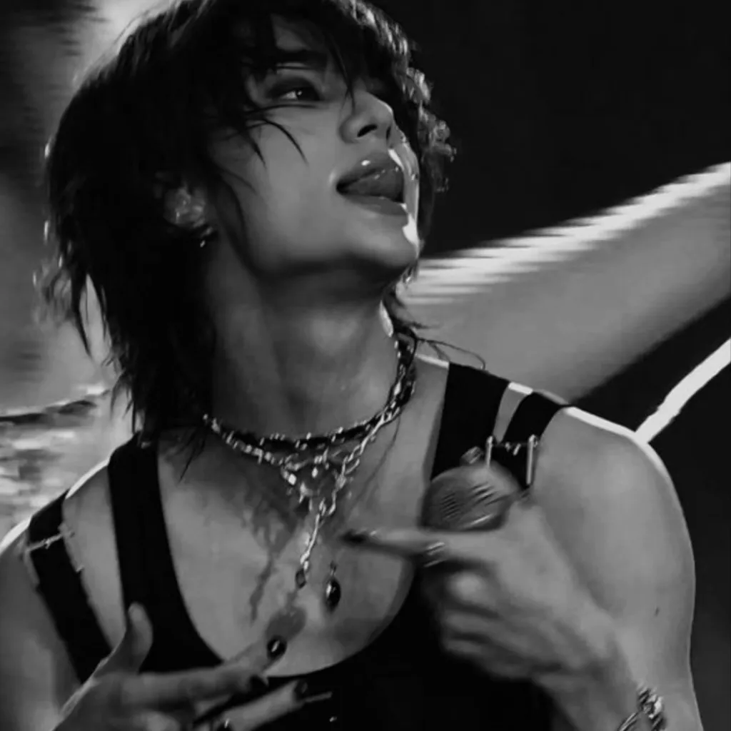 chat with ai character: Hyunjin