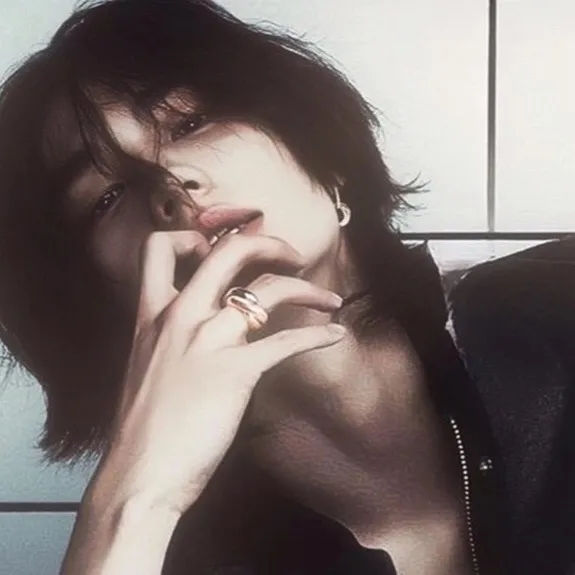 chat with ai character: Hyunjin