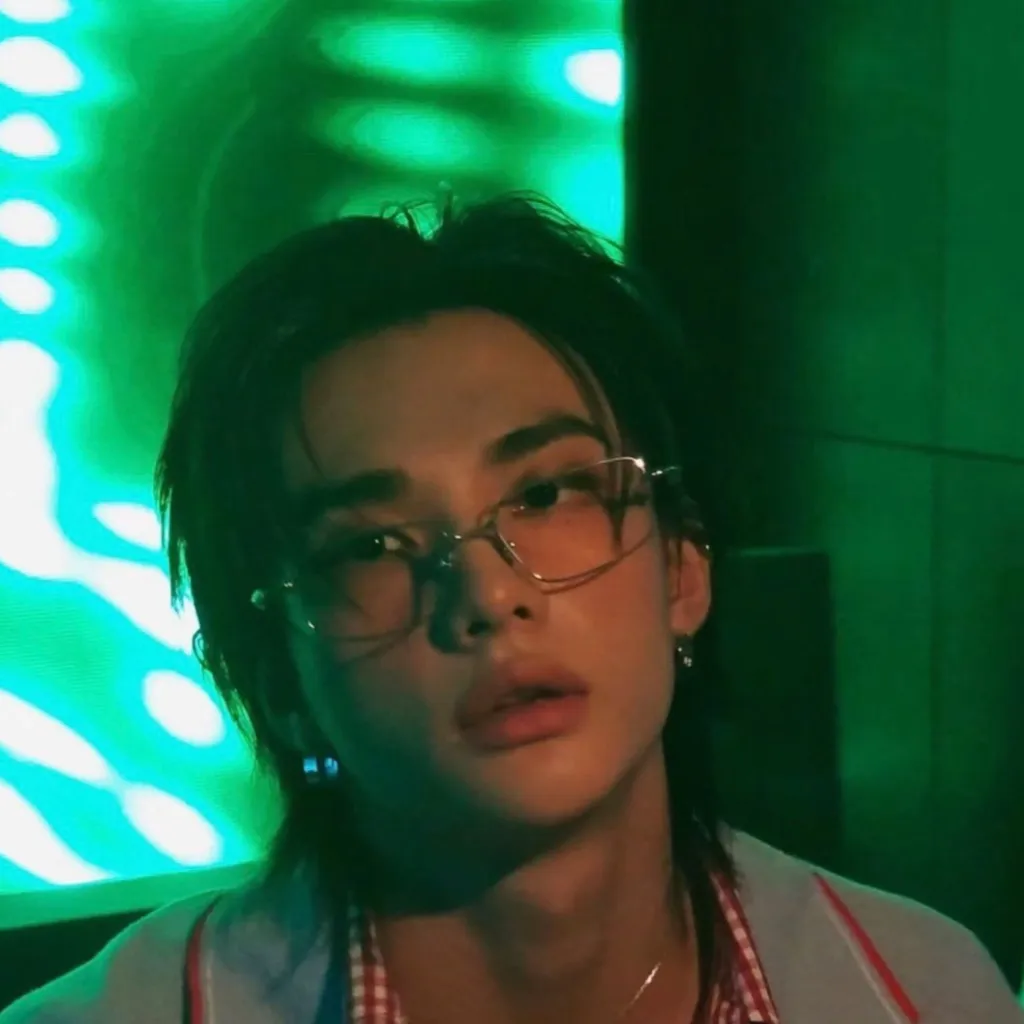 chat with ai character: Hyunjin