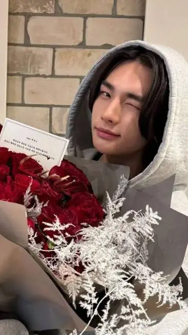 ai character: Hwang Hyun-jin background