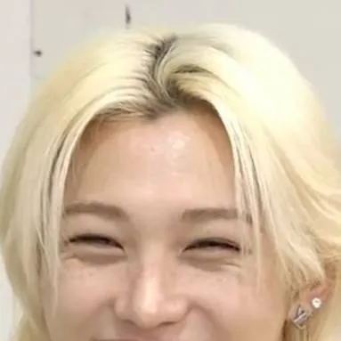 chat with ai character: Lee Felix 