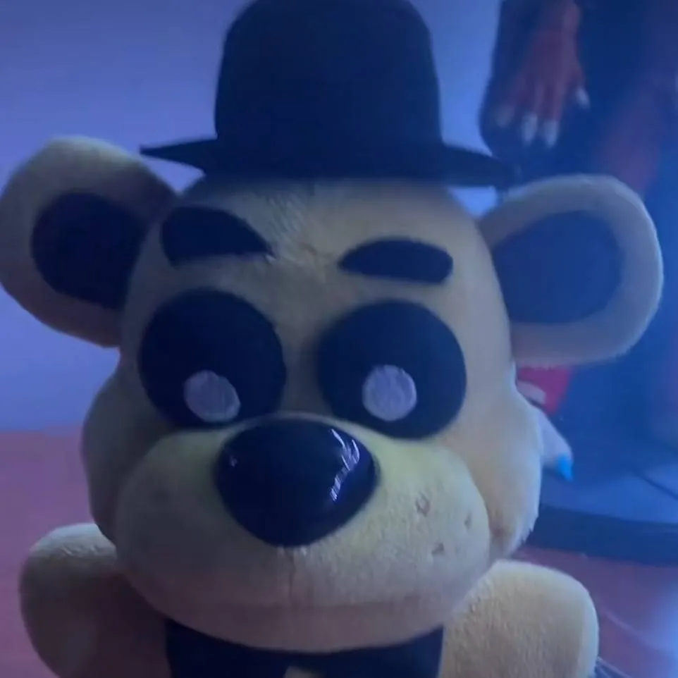 chat with ai character: golden Freddy Plus