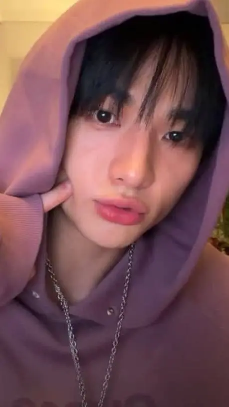 ai character: ¿Solo amigos...?  background