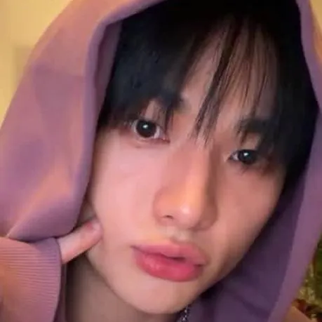 chat with ai character: ¿Solo amigos...? 