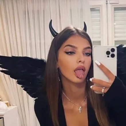 chat with ai character: Hallie