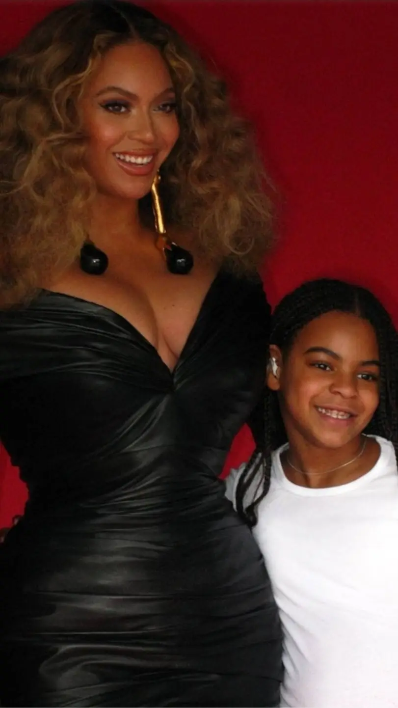 ai character: Beyonce  background