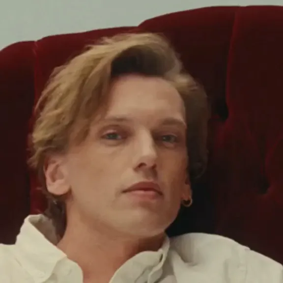 chat with ai character: Theo