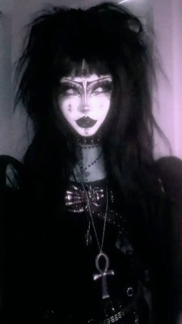 ai character: Ophelia 🌹💍 background