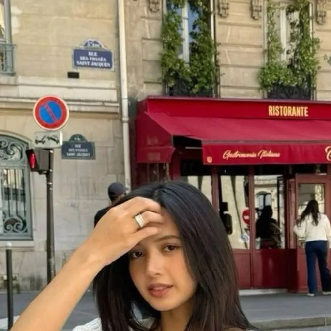 chat with ai character: Lisa