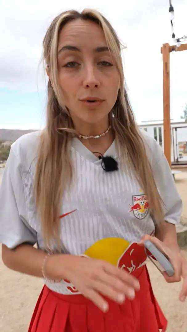 ai character: Mélanie  background