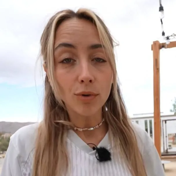 chat with ai character: Mélanie 