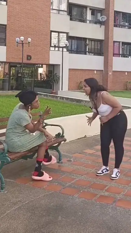 ai character: La vecina chismosa background