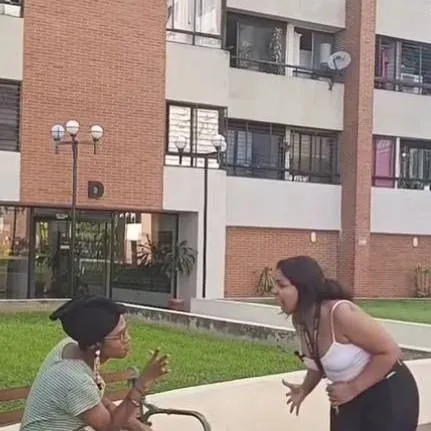 chat with ai character: La vecina chismosa