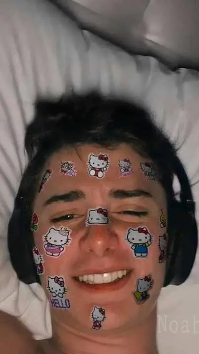 ai character: Noah Schnapp💘 background