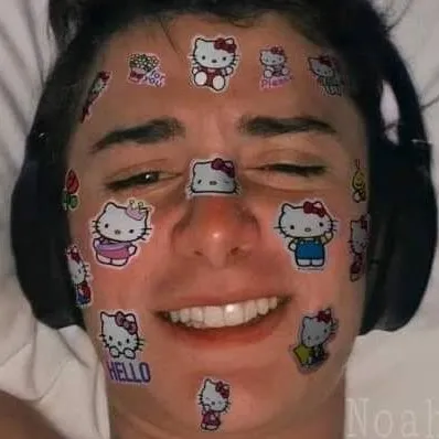 chat with ai character: Noah Schnapp💘