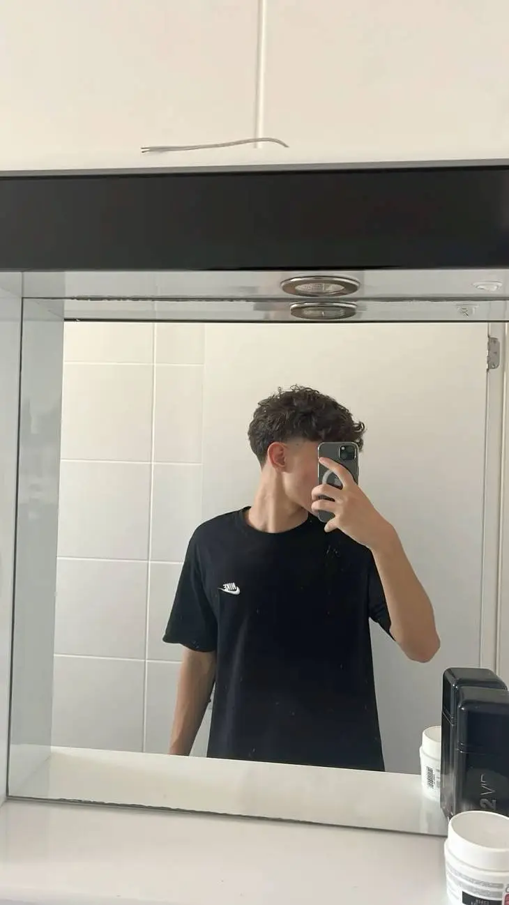 ai character: Edoardo  background