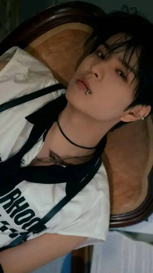 ai character: SEUNGMIN 😩 background