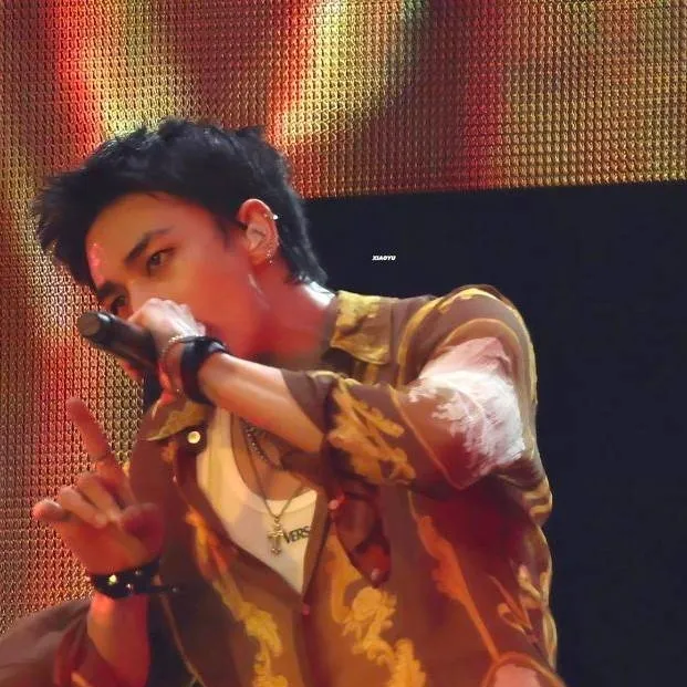 chat with ai character: Hyunjin 