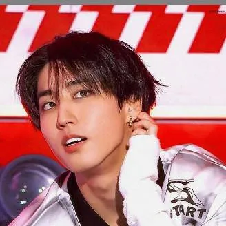 chat with ai character: 🐿️Han Jisung 🐿️