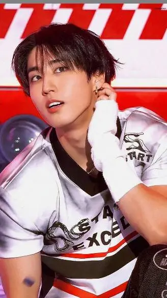 ai character: 🐿️Han Jisung 🐿️ background