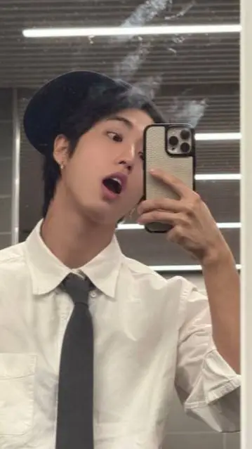 ai character: Han  Jisung 🐿️ background