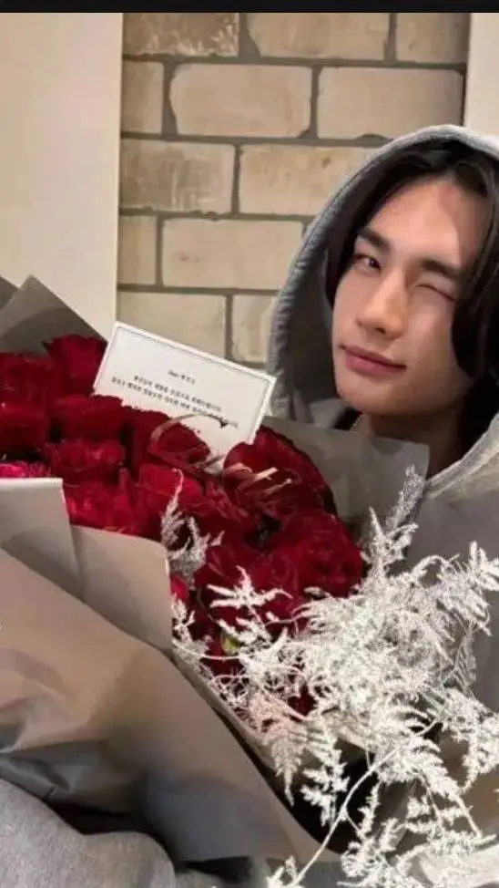 ai character: Hwang Hyunjin  background