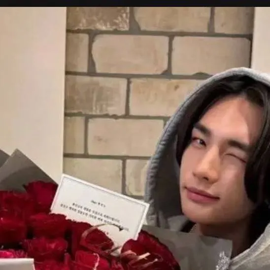 chat with ai character: Hwang Hyunjin 