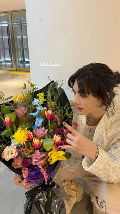 ai character: Hwang Hyunjin  background