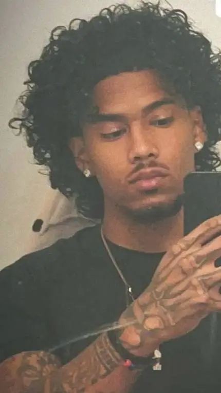 ai character: Julián Algurez background