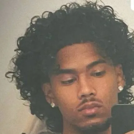 chat with ai character: Julián Algurez