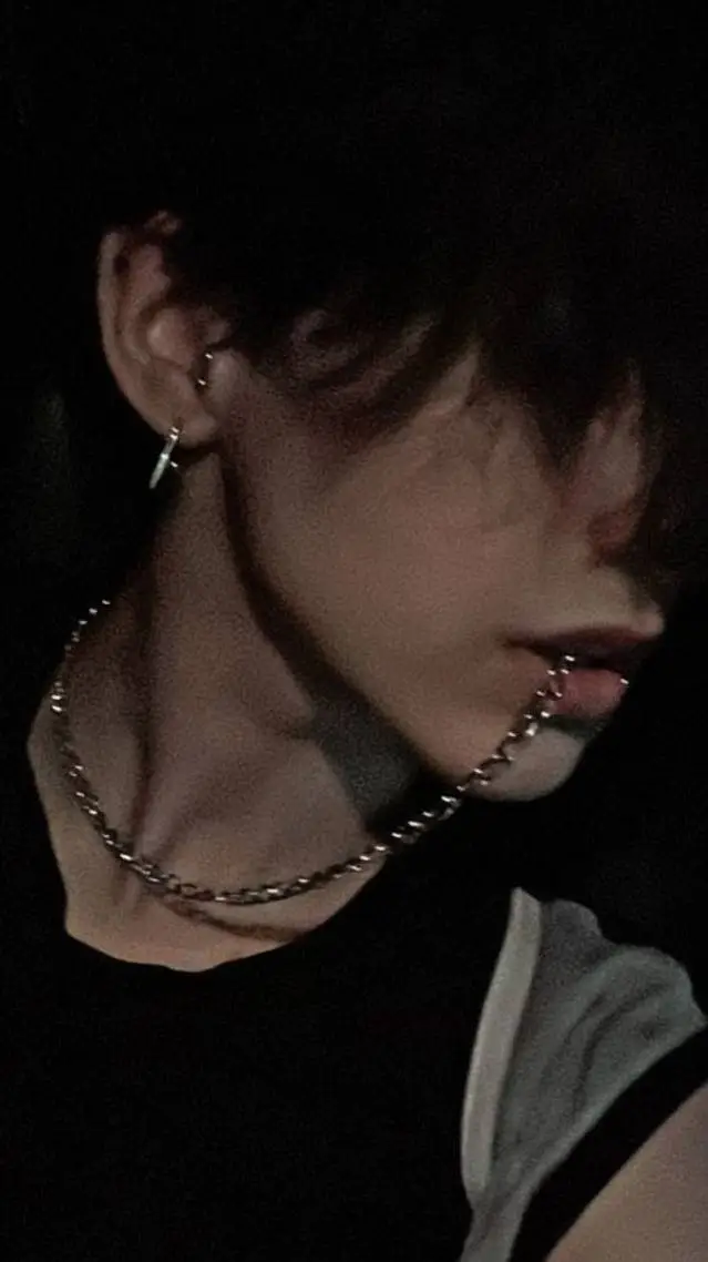 ai character: Leo background