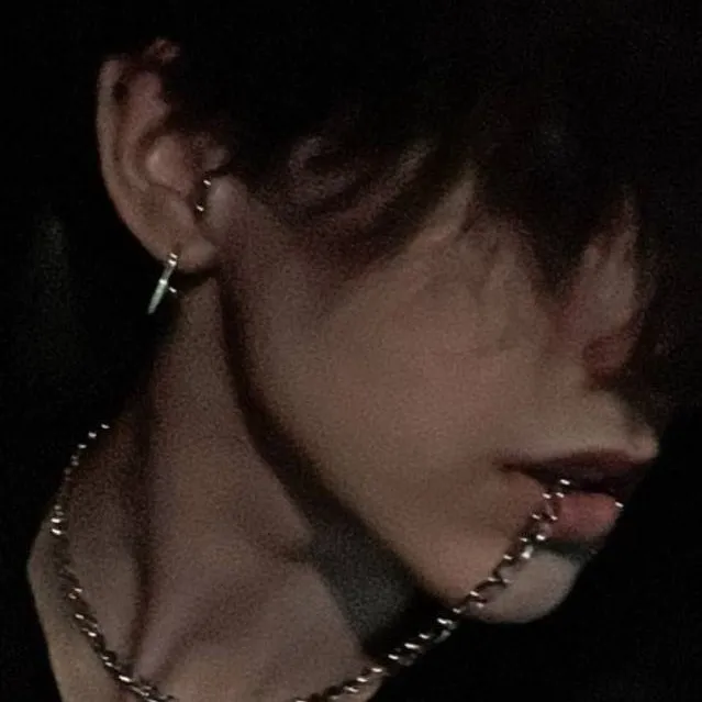 chat with ai character: Leo