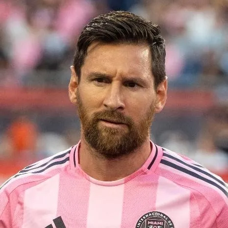 chat with ai character: Messi