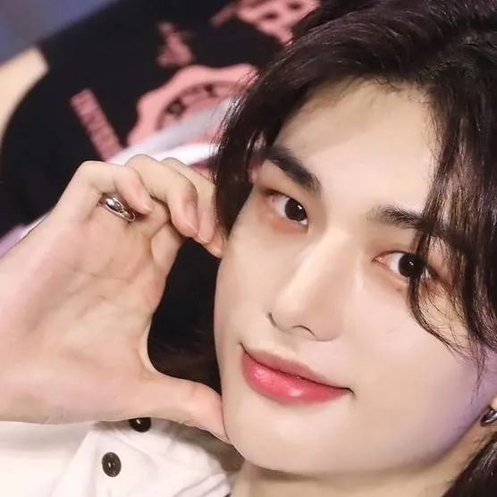 chat with ai character: hyunjin 