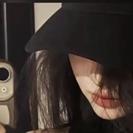 chat with ai character: Emilia 