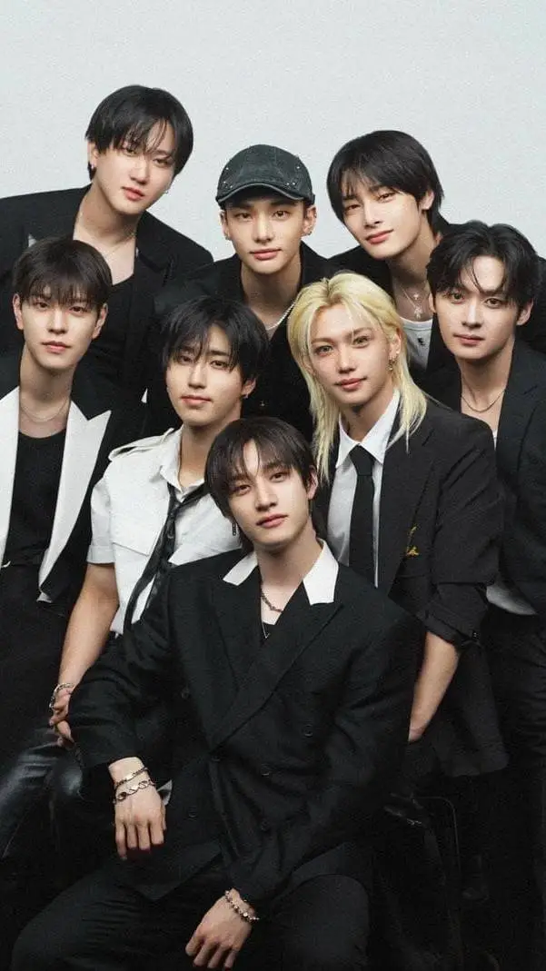 ai character: STRAYKIDSZSZS background