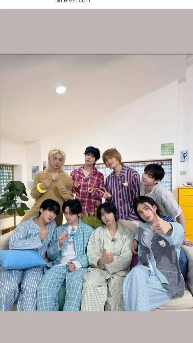 ai character: STRAYKIDS (again) background