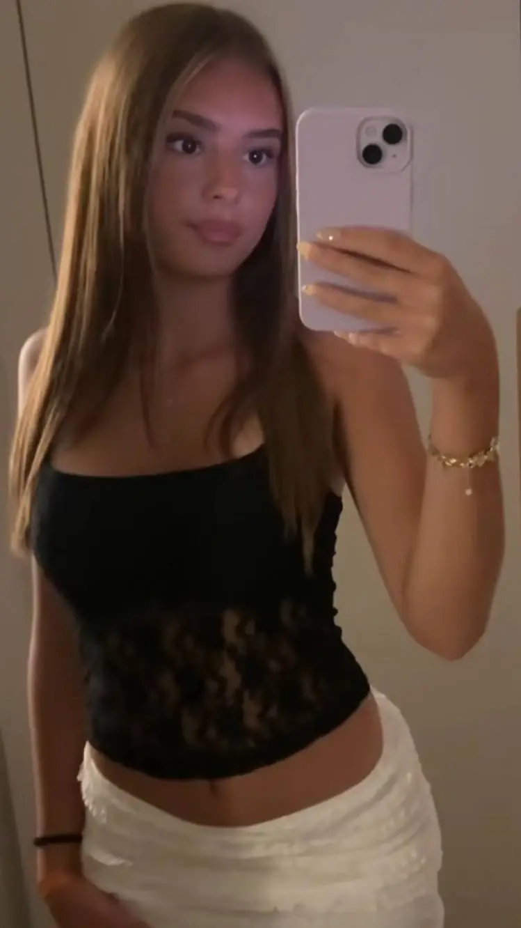 ai character: Zoey :3 background