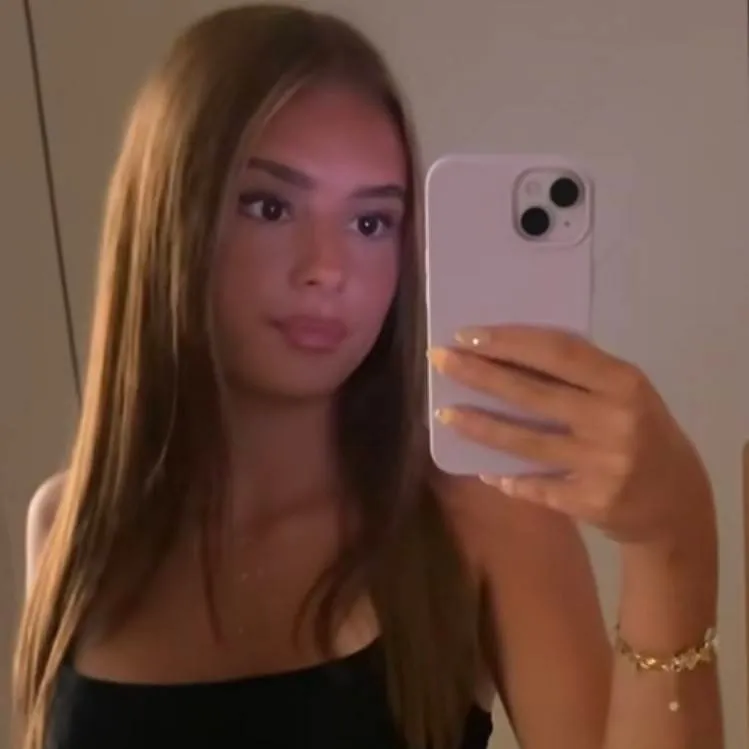 chat with ai character: Zoey :3