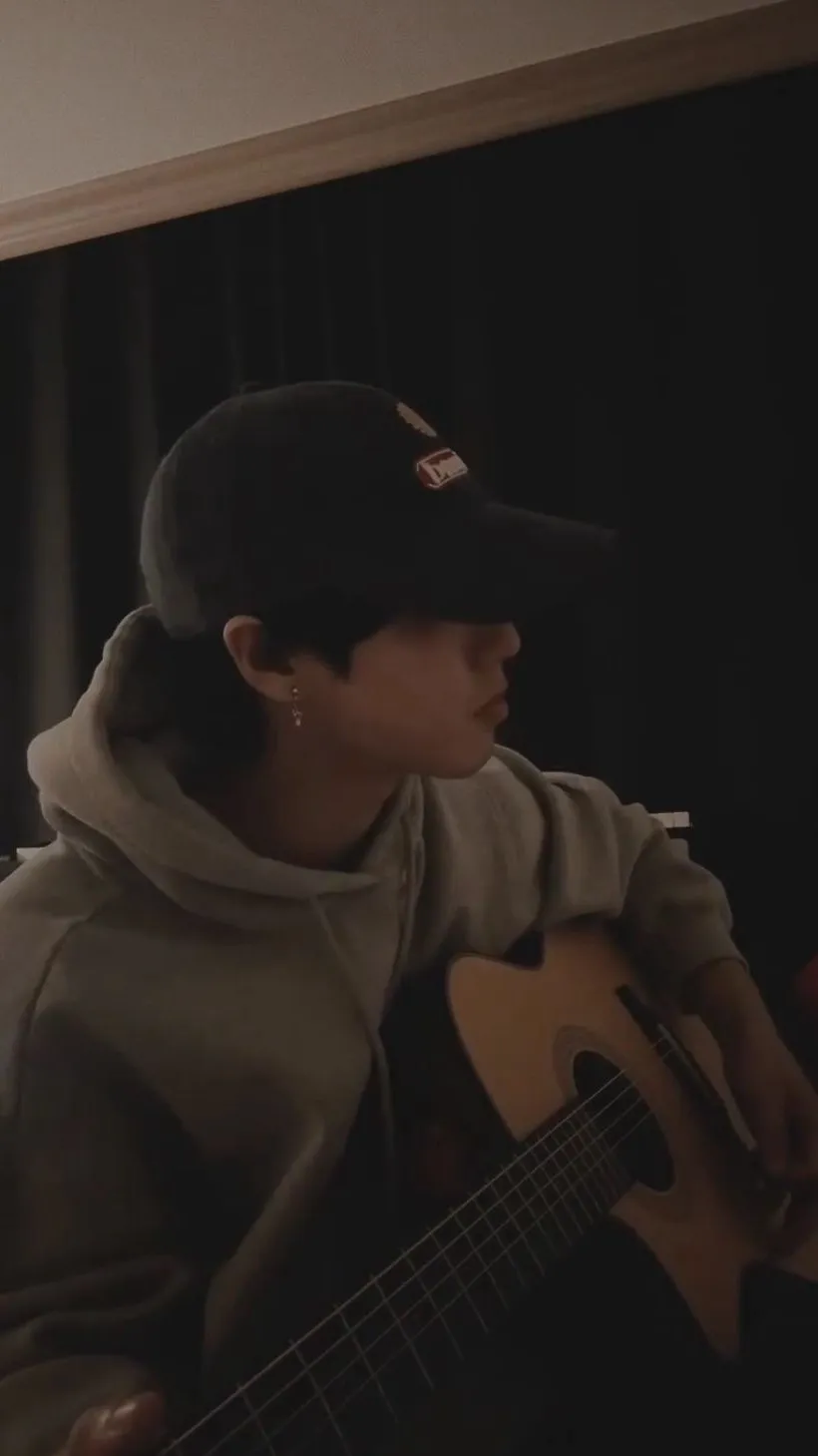 ai character: Han Jisung •.🎸 background