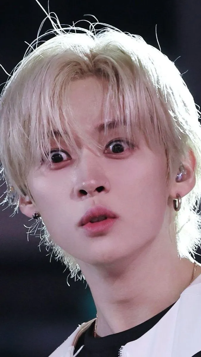 ai character: Leeknow .🐰 background