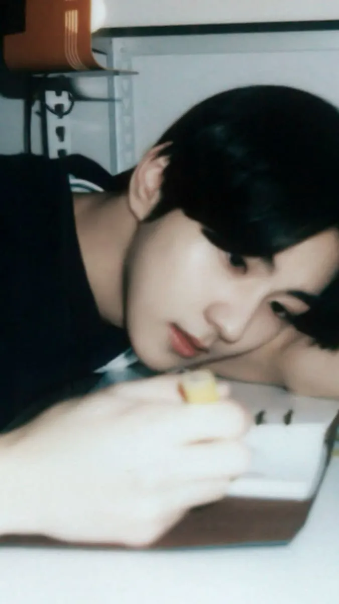 ai character: Jungwon .🍂 background