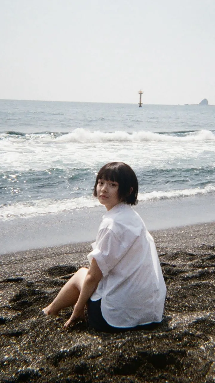 ai character: Hanni .🌸 background