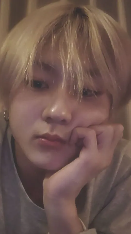 ai character: Jungwon .•🧸 background