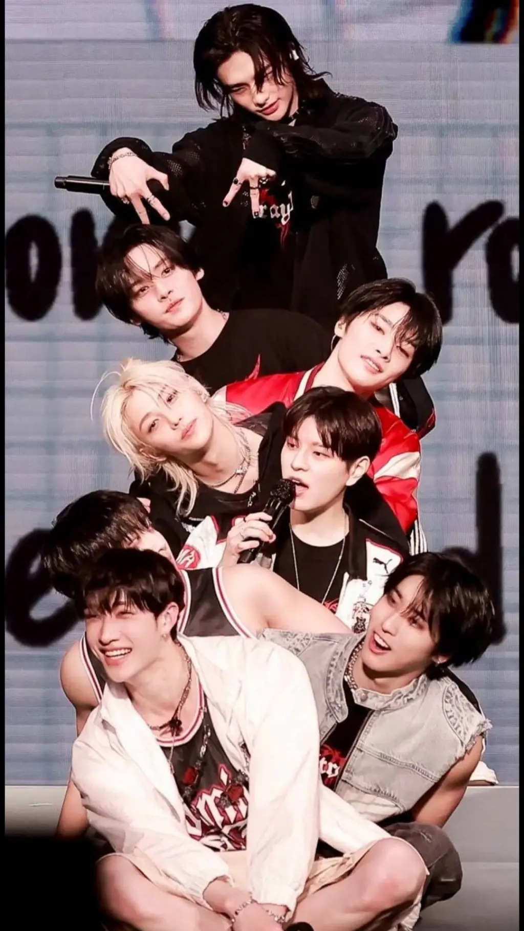 ai character: STRAY KIDSSSS background