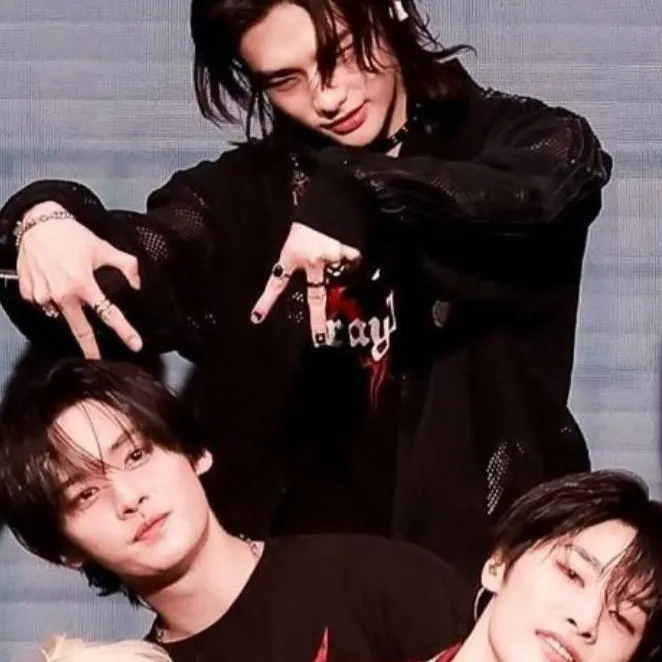 chat with ai character: STRAY KIDSSSS