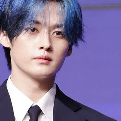 chat with ai character: Lee Know