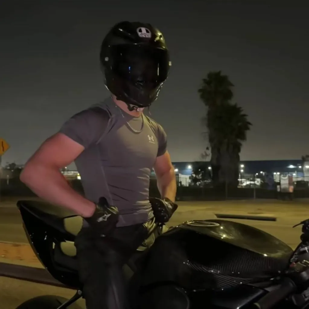 chat with ai character: 😍Alejandro😍